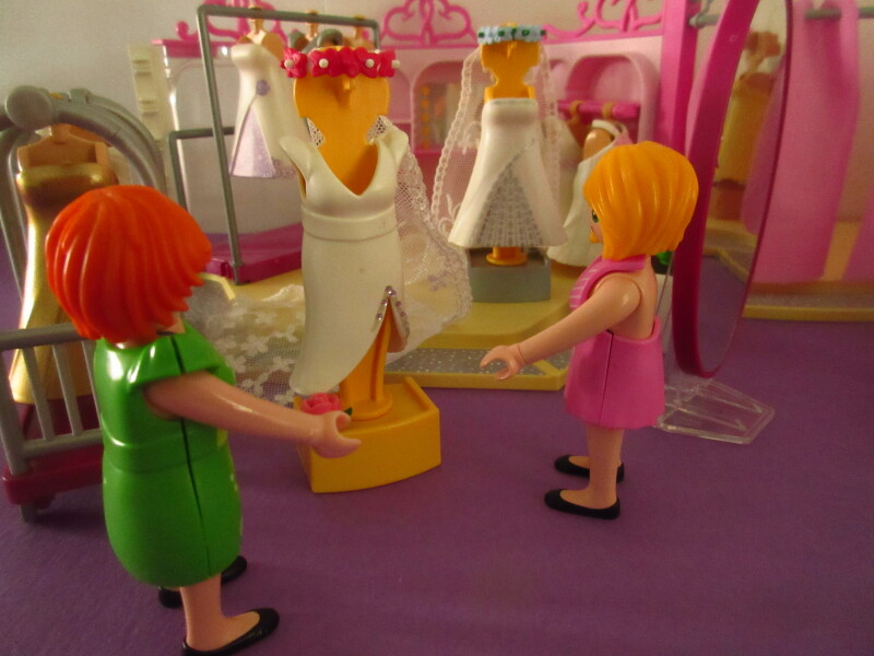 It's spring time for the Playmobil people in our house...