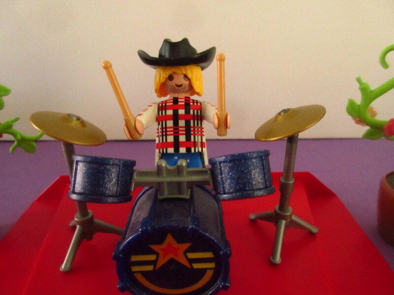 It's spring time for the Playmobil people in our house...