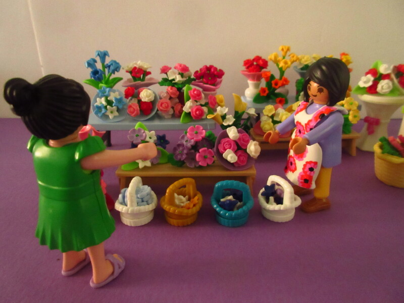 It's spring time for the Playmobil people in our house...