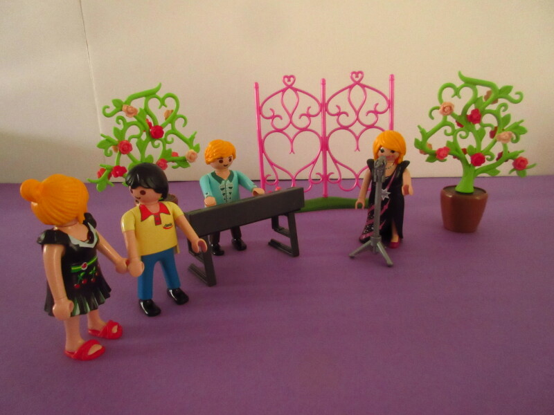 It's spring time for the Playmobil people in our house...
