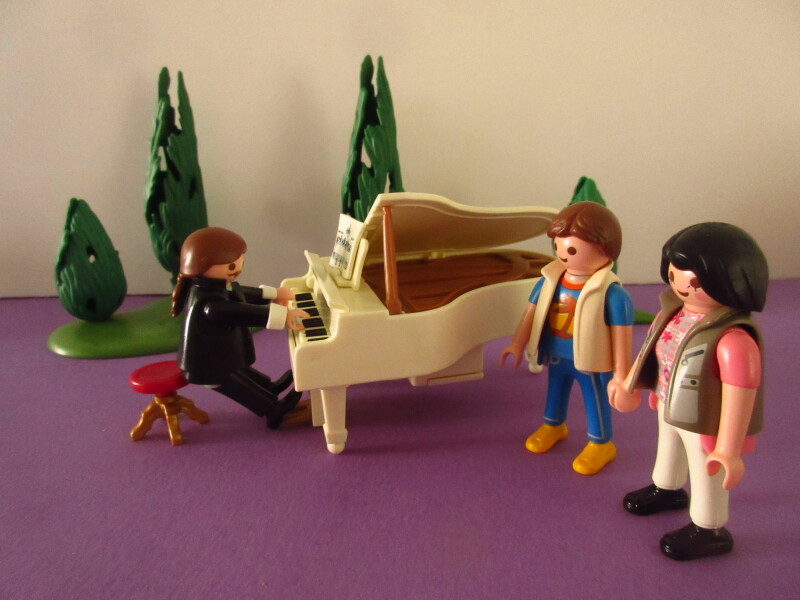 It's spring time for the Playmobil people in our house...