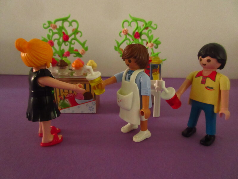 It's spring time for the Playmobil people in our house...