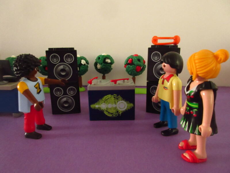 It's spring time for the Playmobil people in our house...