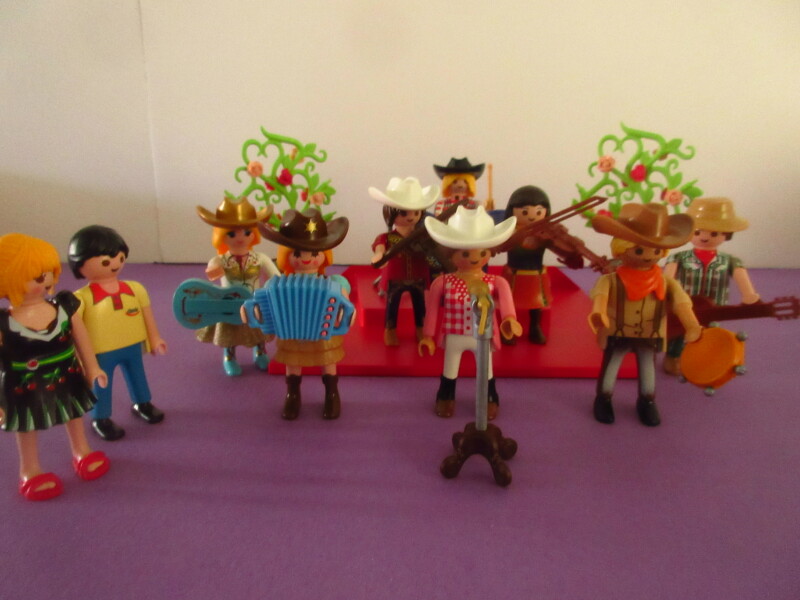 It's spring time for the Playmobil people in our house...