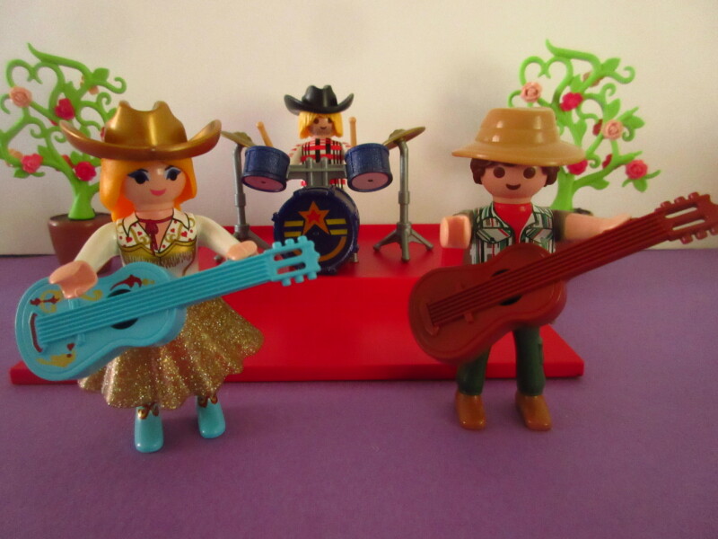 It's spring time for the Playmobil people in our house...