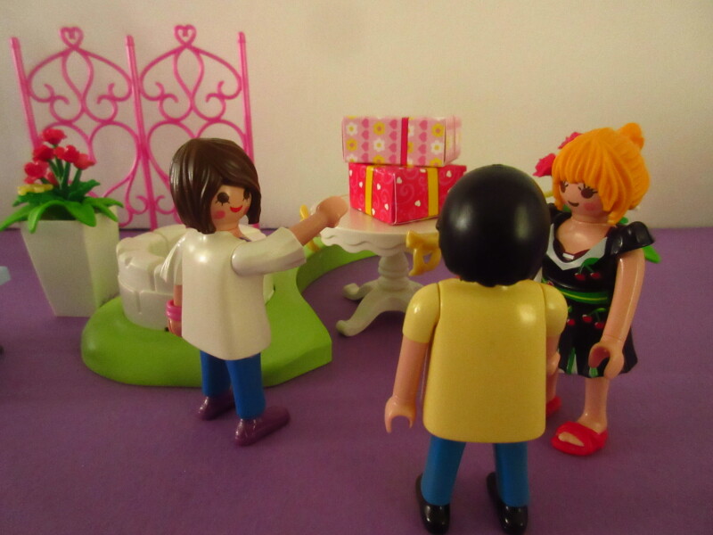 It's spring time for the Playmobil people in our house...