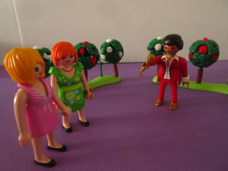 It's spring time for the Playmobil people in our house...