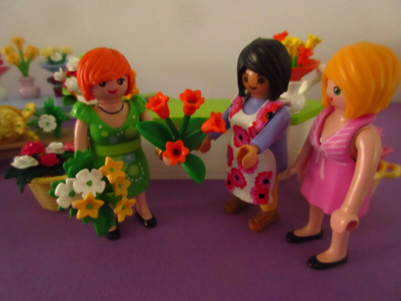 It's spring time for the Playmobil people in our house...