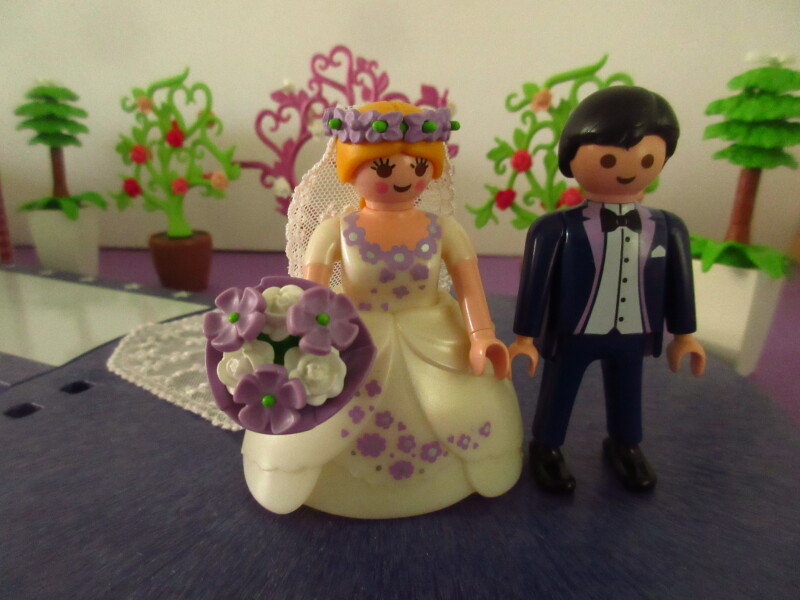 It's spring time for the Playmobil people in our house...