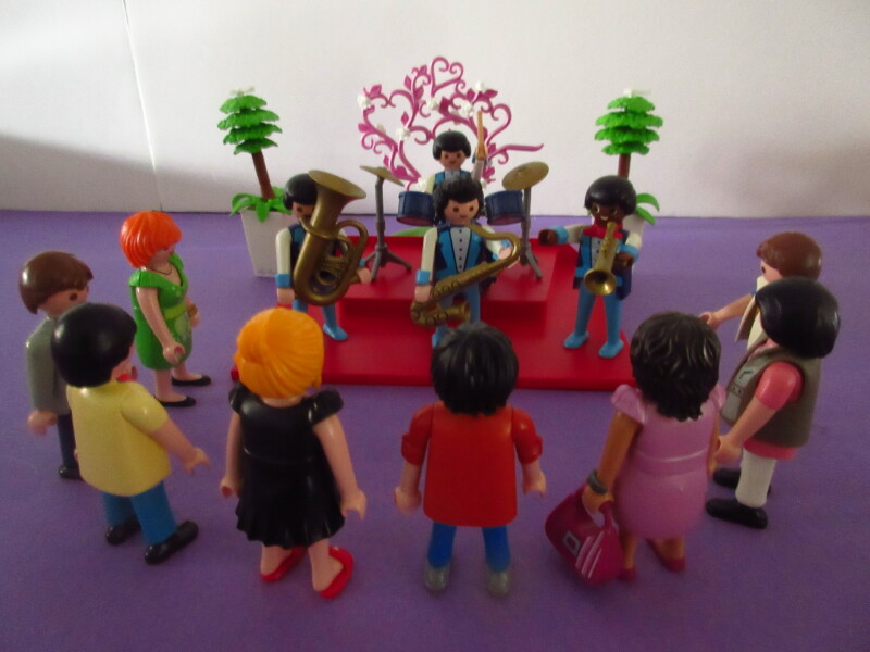 It's spring time for the Playmobil people in our house...