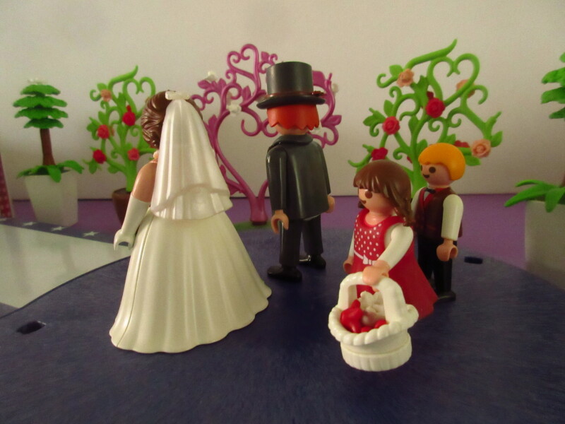 It's spring time for the Playmobil people in our house...