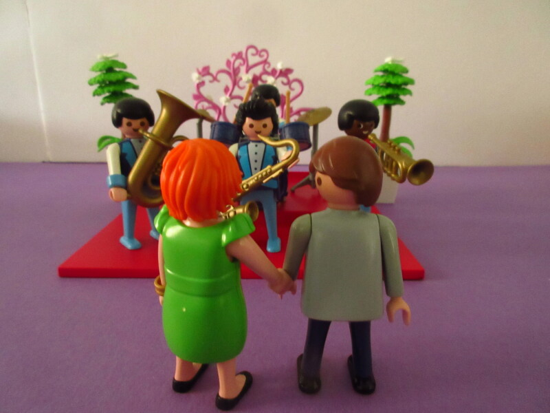 It's spring time for the Playmobil people in our house...