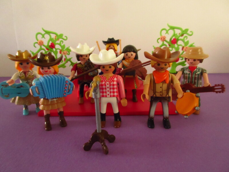 It's spring time for the Playmobil people in our house...