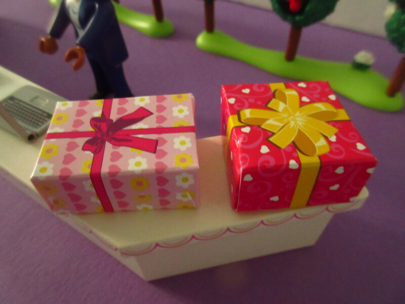 It's spring time for the Playmobil people in our house...