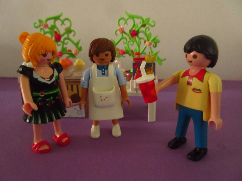 It's spring time for the Playmobil people in our house...
