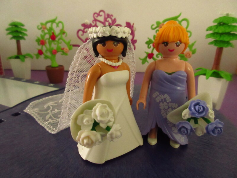 It's spring time for the Playmobil people in our house...