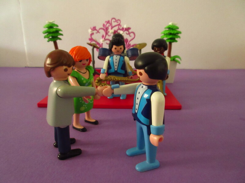 It's spring time for the Playmobil people in our house...