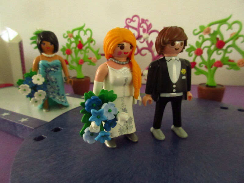 It's spring time for the Playmobil people in our house...