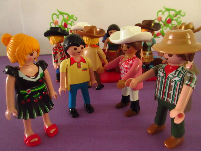 It's spring time for the Playmobil people in our house...