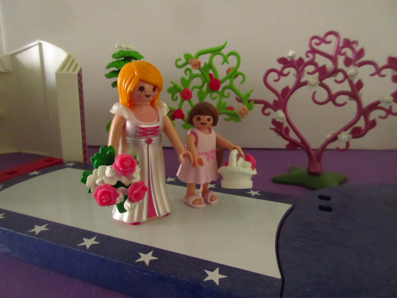 It's spring time for the Playmobil people in our house...