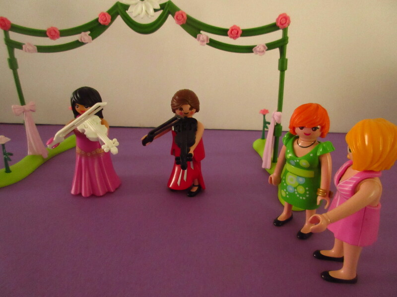 It's spring time for the Playmobil people in our house...