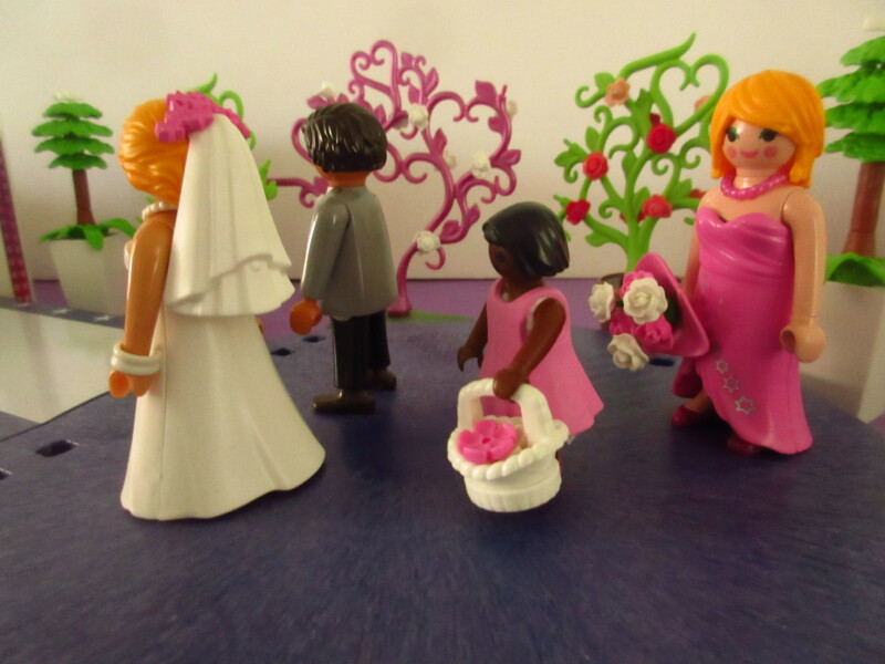 It's spring time for the Playmobil people in our house...