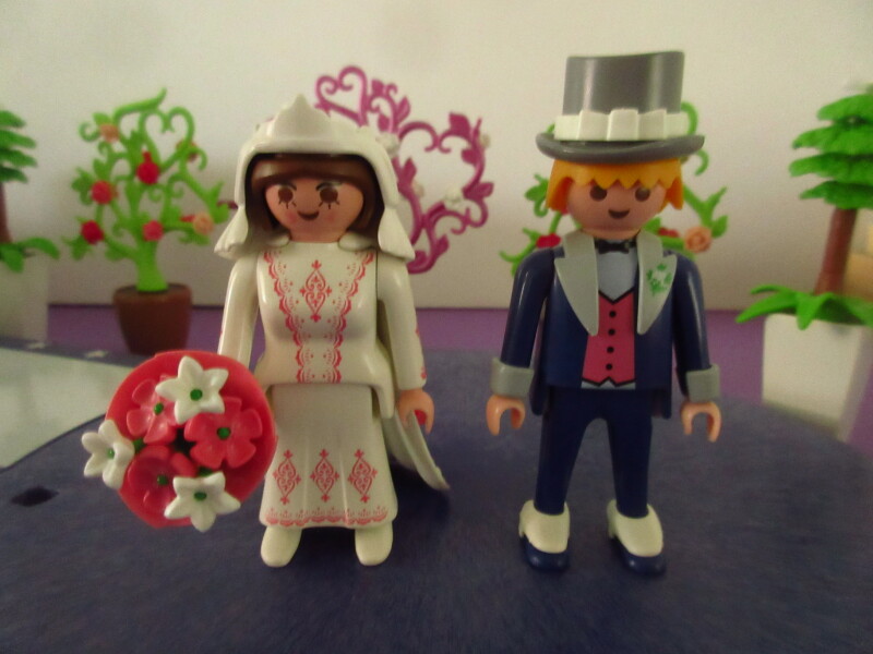 It's spring time for the Playmobil people in our house...