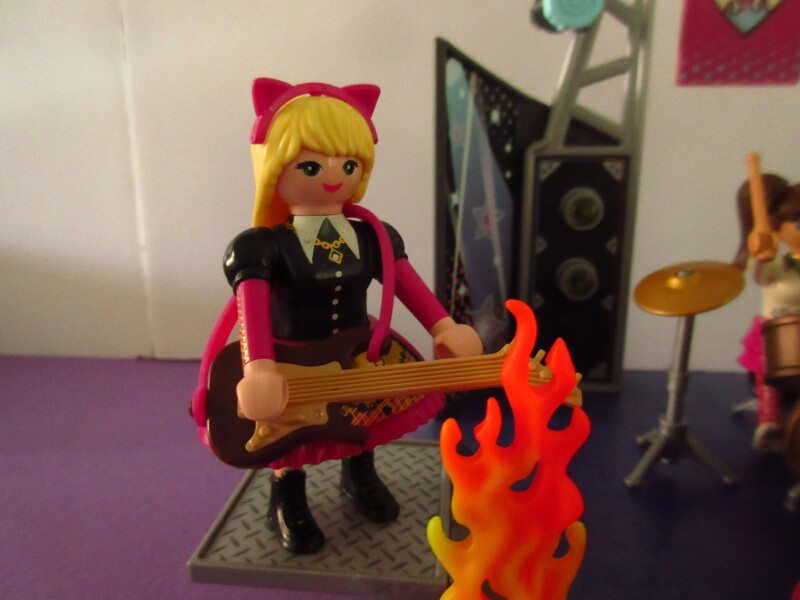 It's spring time for the Playmobil people in our house...