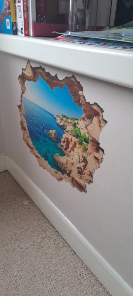 To hate DSD sticking stuff to her walls