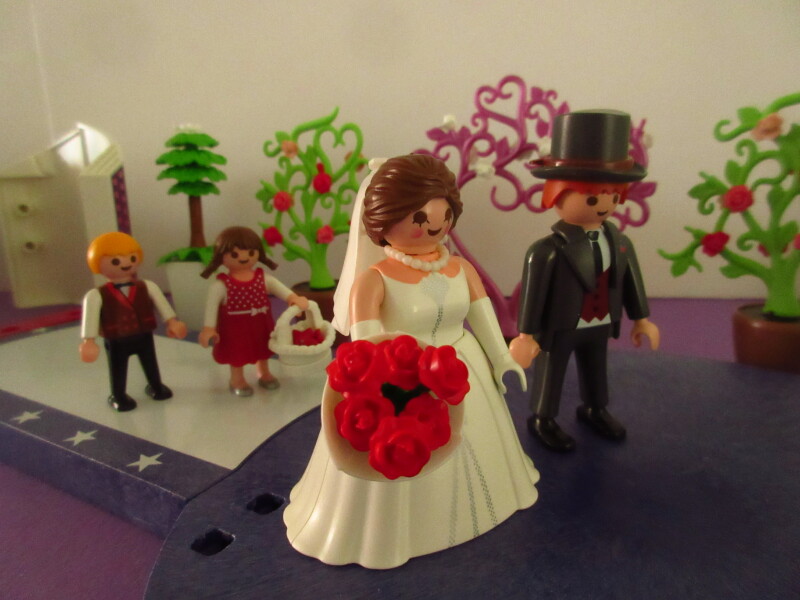 It's spring time for the Playmobil people in our house...