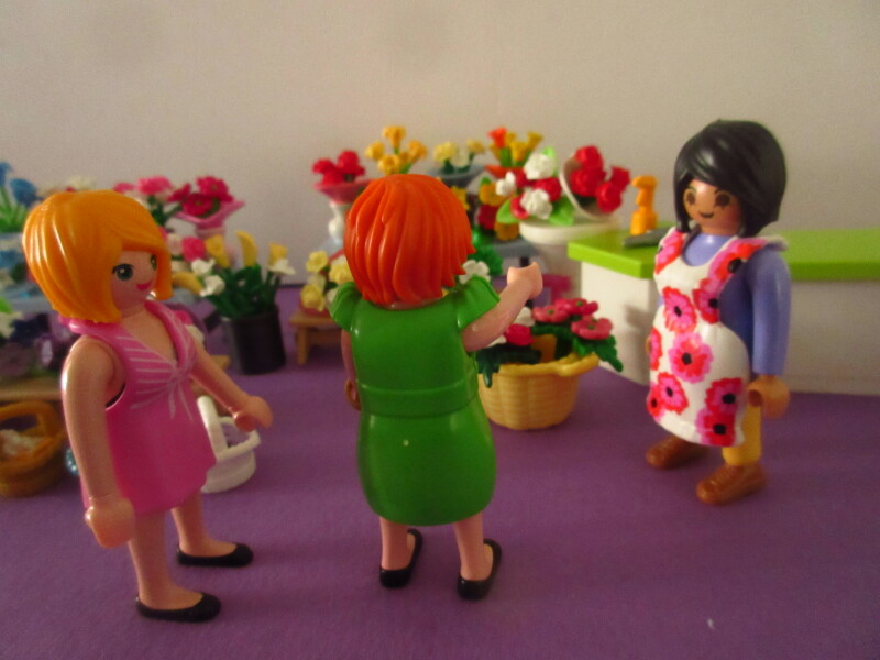 It's spring time for the Playmobil people in our house...