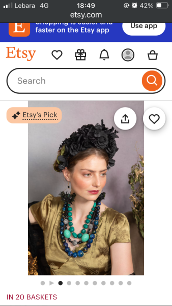 Does this dress go with this fascinator?