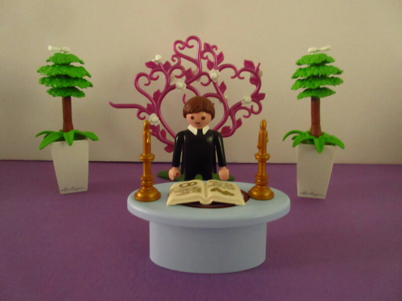 It's spring time for the Playmobil people in our house...