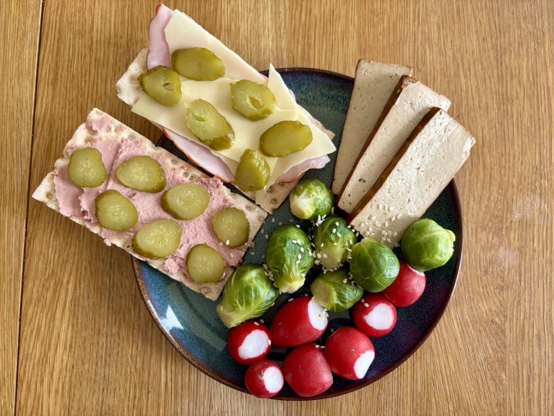 What we ate today in a calorie deficit - whole food  edition (and how do we feel?)