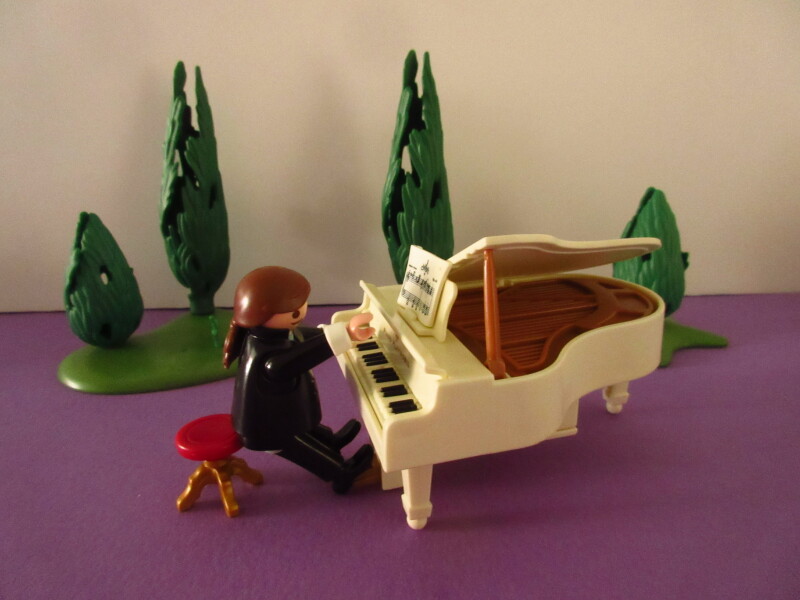 It's spring time for the Playmobil people in our house...