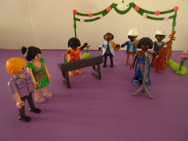 It's spring time for the Playmobil people in our house...