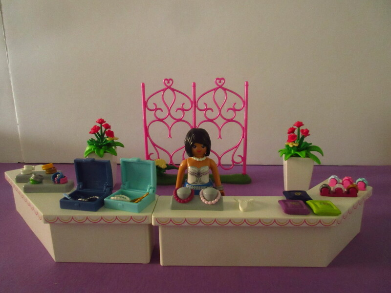 It's spring time for the Playmobil people in our house...