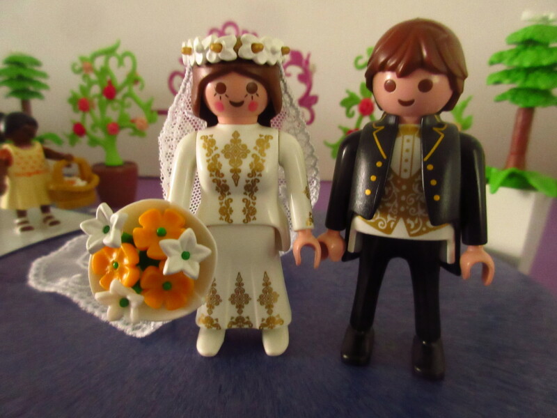 It's spring time for the Playmobil people in our house...