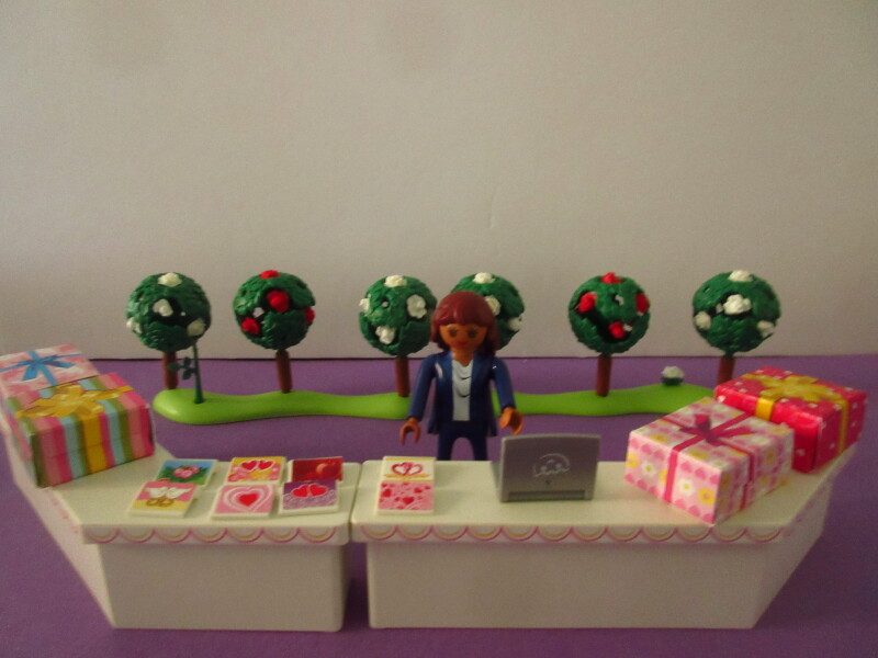 It's spring time for the Playmobil people in our house...