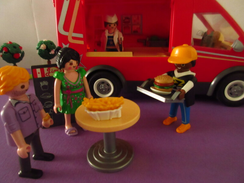 It's spring time for the Playmobil people in our house...