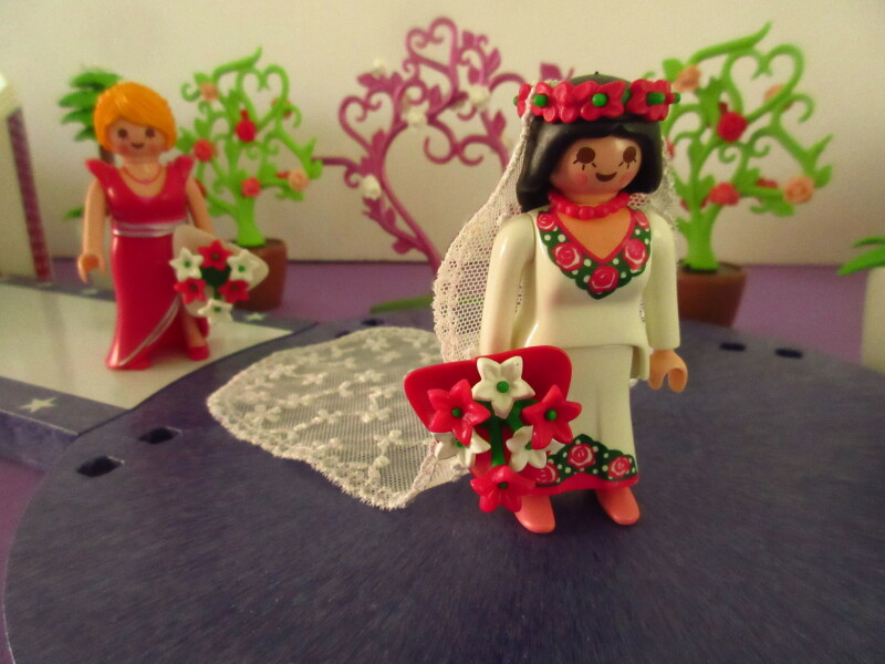 It's spring time for the Playmobil people in our house...