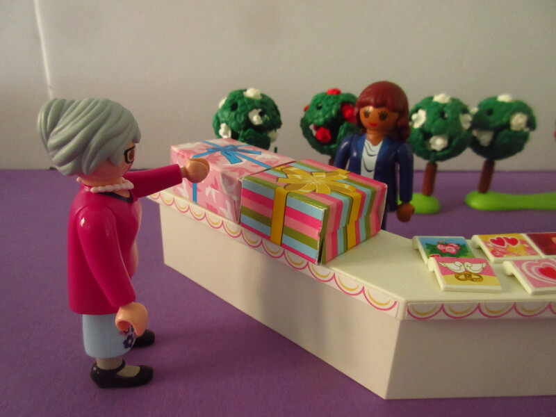 It's spring time for the Playmobil people in our house...