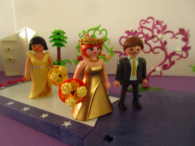 It's spring time for the Playmobil people in our house...