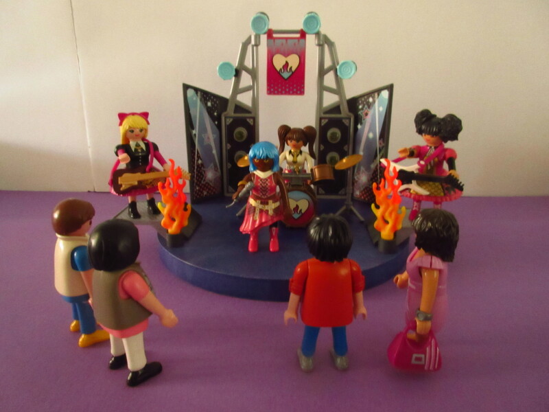 It's spring time for the Playmobil people in our house...