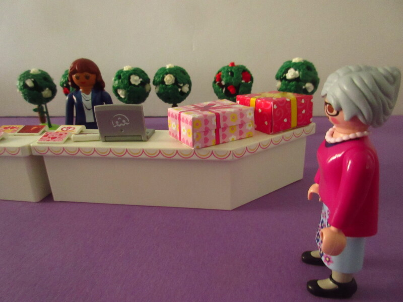 It's spring time for the Playmobil people in our house...