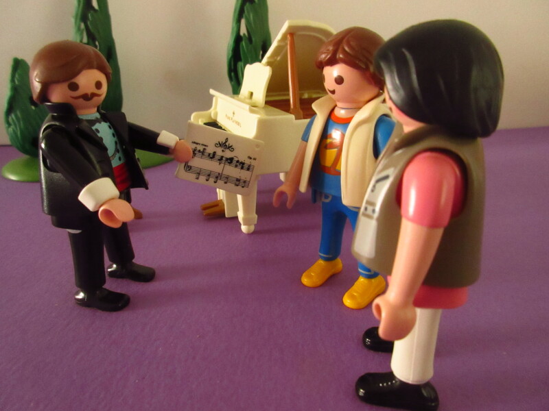 It's spring time for the Playmobil people in our house...