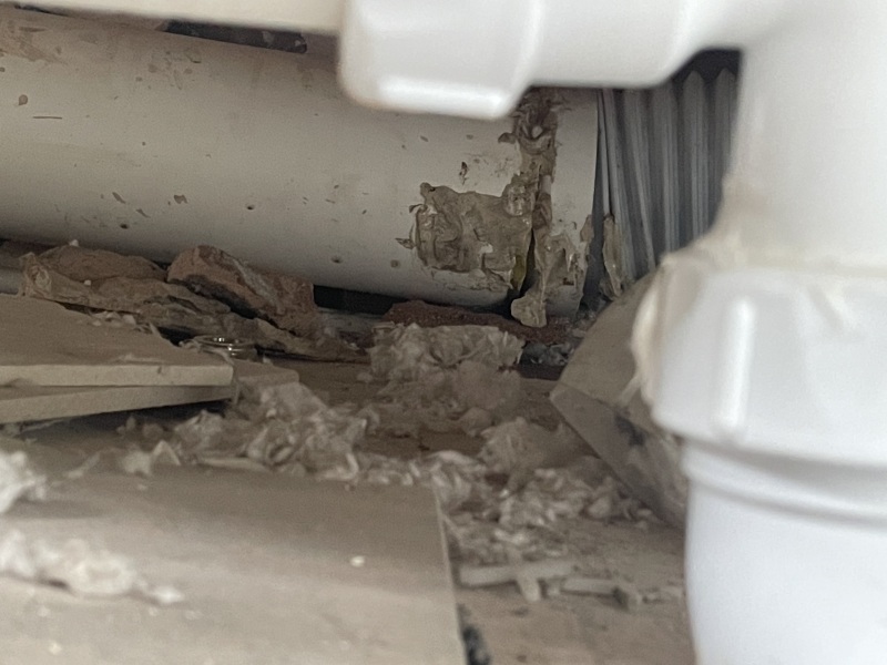 Slit in waste pipe - how?