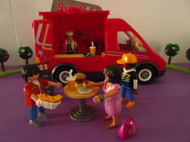 It's spring time for the Playmobil people in our house...