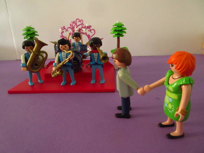 It's spring time for the Playmobil people in our house...