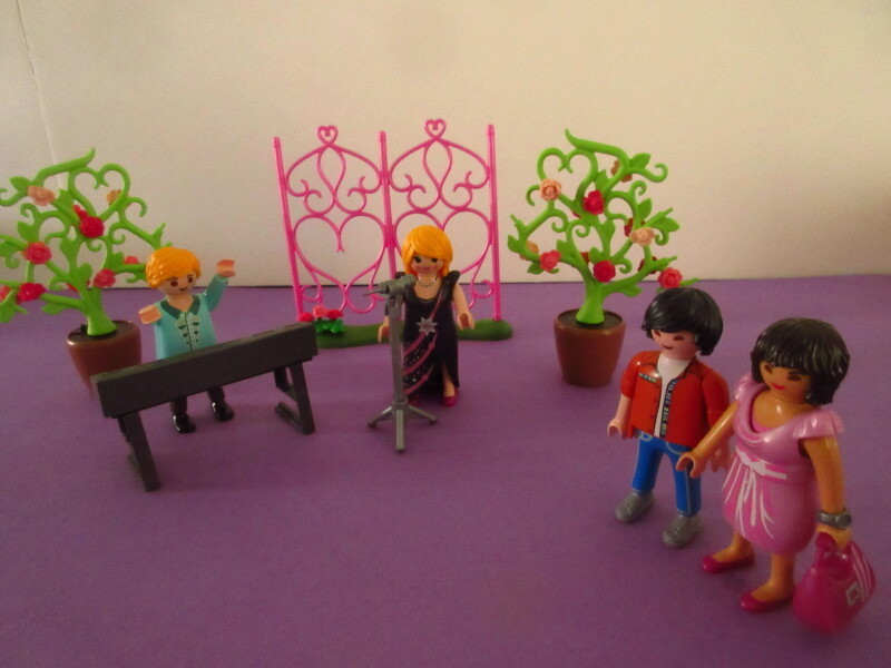 It's spring time for the Playmobil people in our house...